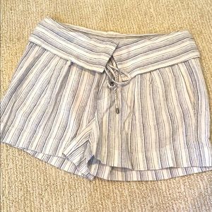 Vince size 4 shorts blue and white pinstripe